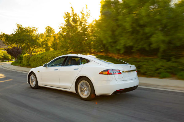 2016-Tesla-Model-S-60-rear-three-quarter-in-motion-w600-h600
